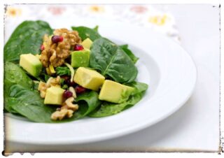 Insalata di spinaci crudi con avocado e melagrana, ricetta light facilissima e ricca di proprietà 